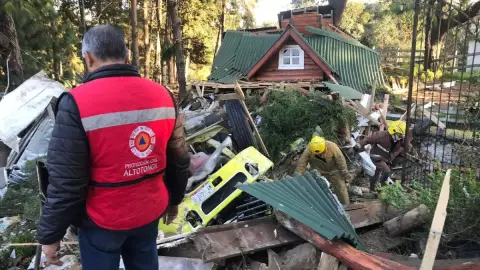 Vuelca camión de cerveza en Altotonga