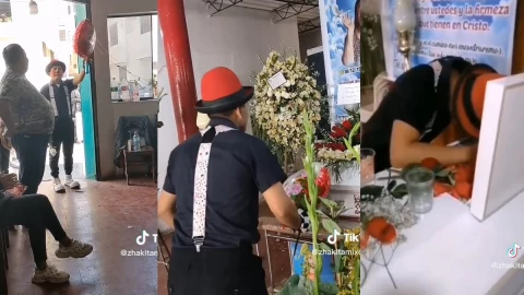 Hombre llega vestido de payaso.