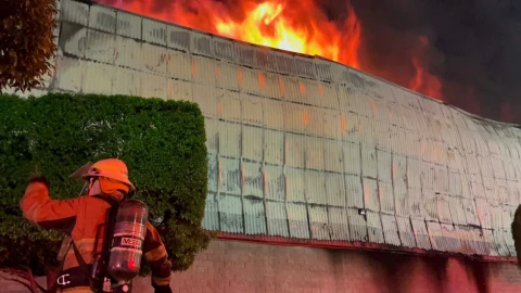 Un incendio se registró en una plaza comercial en Zapopan, Jalisco.