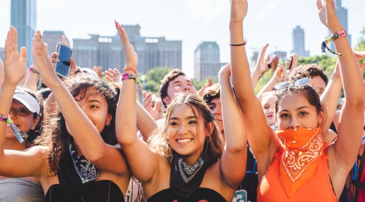 un grupo de amigas listas para disfrutar de música en el Grant Park.