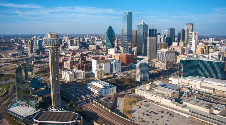 Vista aérea de la ciudad de Dallas con sus imponentes edificios