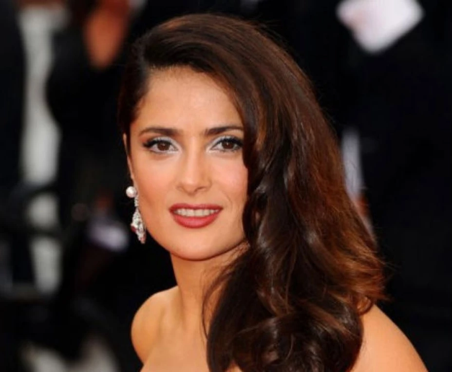 La actriz mexicana Salma Hayek participó en el programa de David Letterman, donde cantó el Himno Nacional Mexicano y el Himno Nacional de EUA, en formas muy distintas