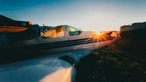 Avioneta en tierra Estados Unidos en un atardecer 