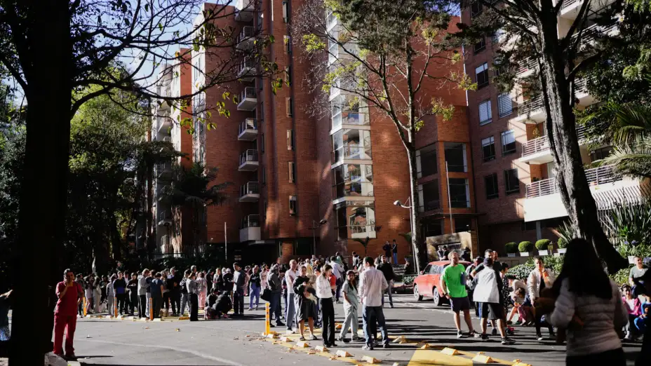 Personas afuera de sus casas tras un terremoto de 7.4 grados en Bogotá, Colombia.