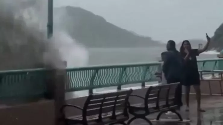 Familia arrastrada por olas durante supertifón Ragasa en Hong Kong
