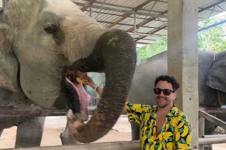 Mauricio con un elefante.jpg