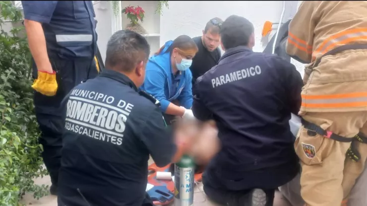 Mujer cae 4 metros dentro de un socavón en su baño en Aguascalientes