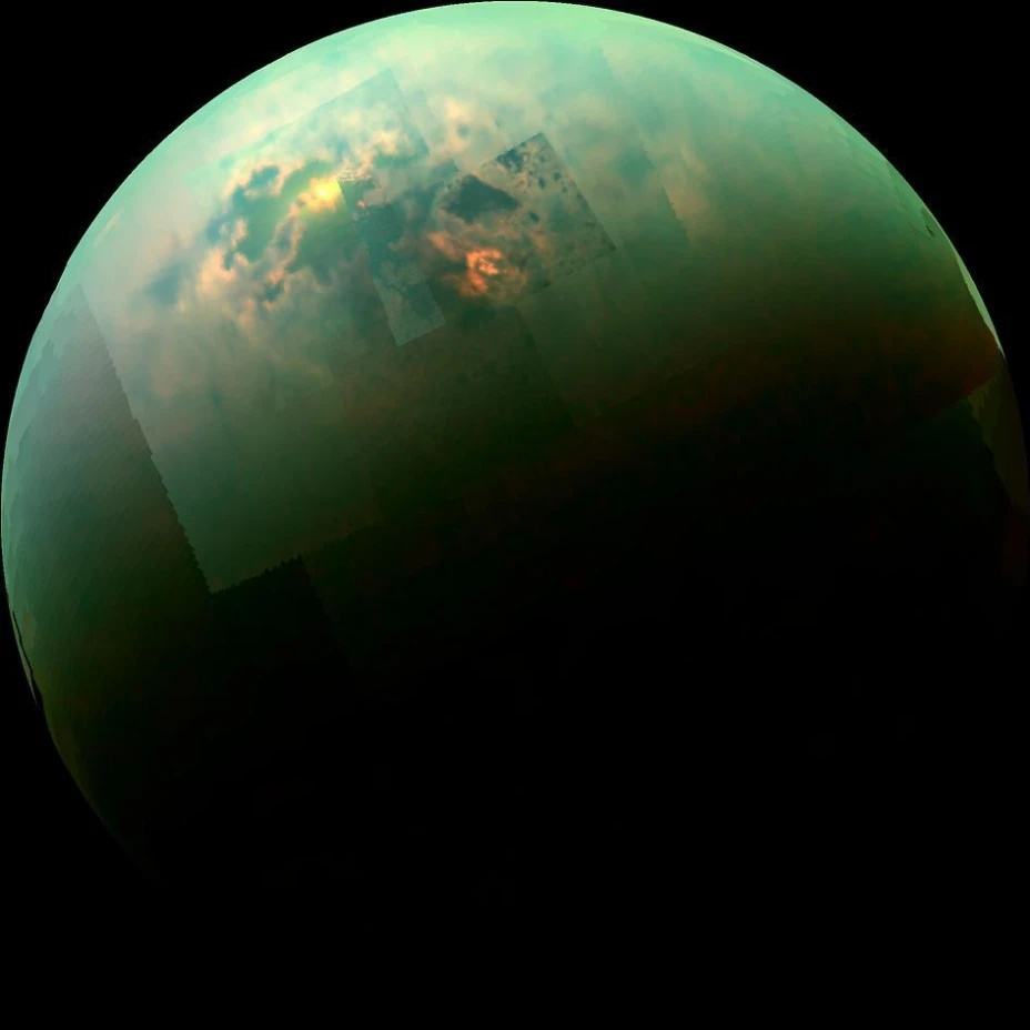 La NASA publicó una fotografía en la que el Sol se refleja en los mares de Titán, una luna de Saturno.