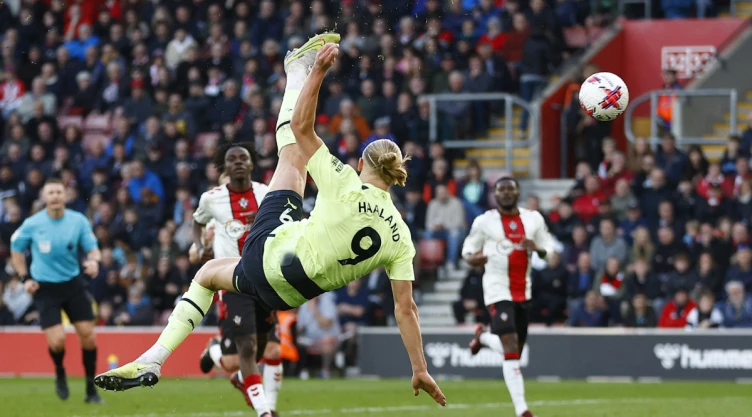 Erling Haaland con gol de chilena ante Southampton