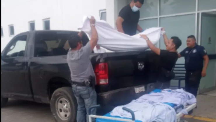 Trasladan cuerpo envuelto en sabana en Batea de camioneta; FGE se disculpa por los hechos