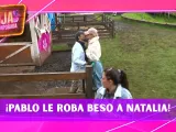Pablo le roba beso a Natalia