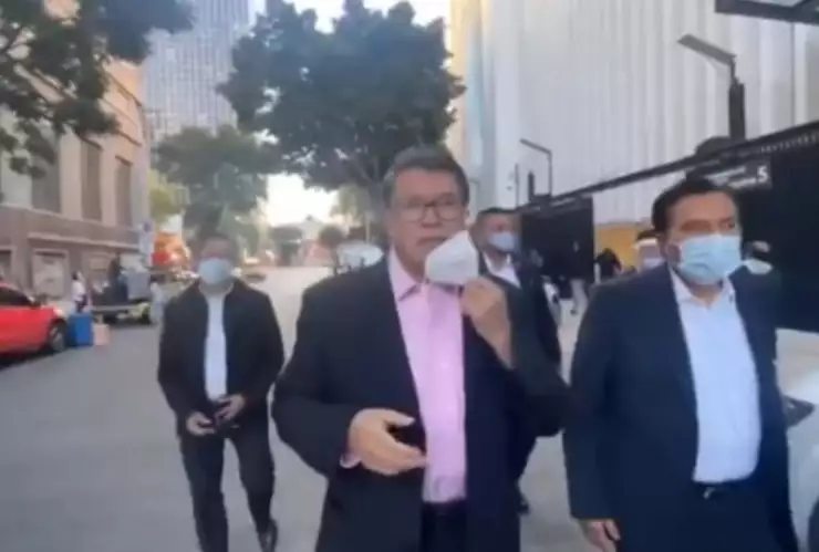 monreal-manifestantes-senado (1).jpg