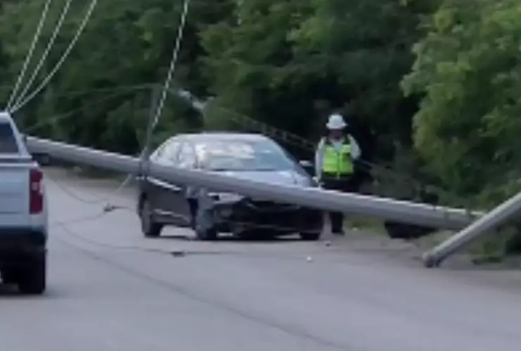 Conductor pierde el control y termina DERRIBANDO una estructura en la Avenida Arco Vial Norte; así fue el FUERTE ACCIDENTE