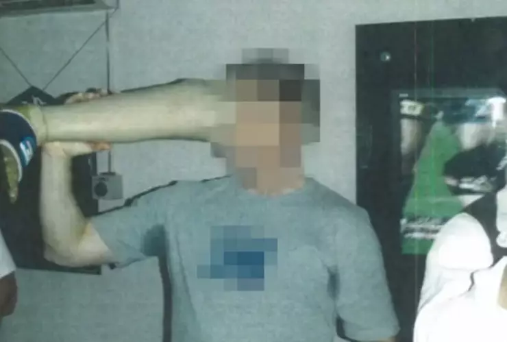 Soldado bebe en prótesis de pierna