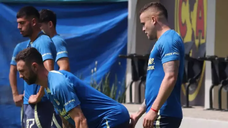 Miguel Layun con Jonathan Rodríguez.jpg