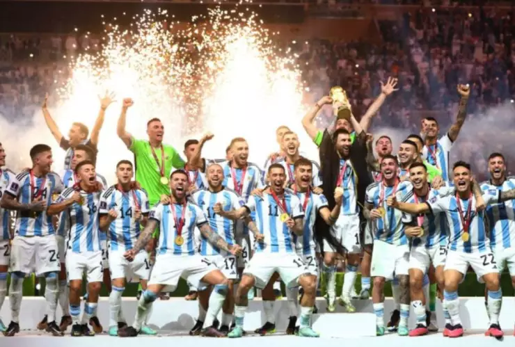 significado capa que uso messi en la coronacion qatar