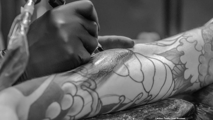 mujer anciana tatuaje fin cuarentena.jpg