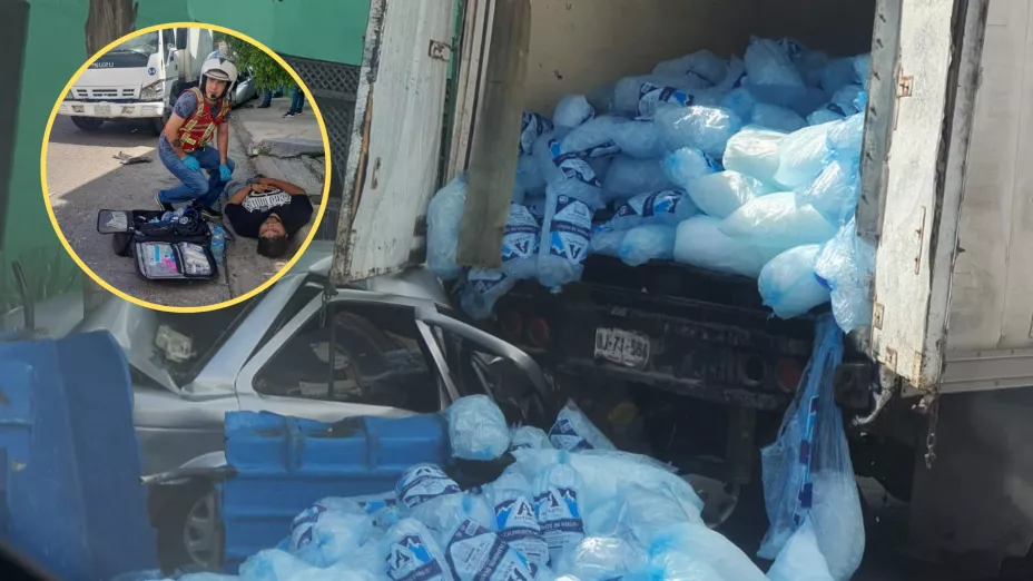 Carro choca contra camión cargado de hielo.