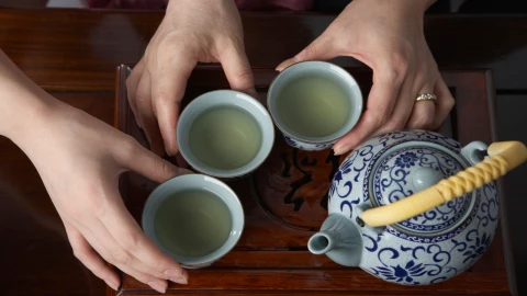 Para qué sirve y qué le pasa a tu cuerpo si tomas té verde en ayunas