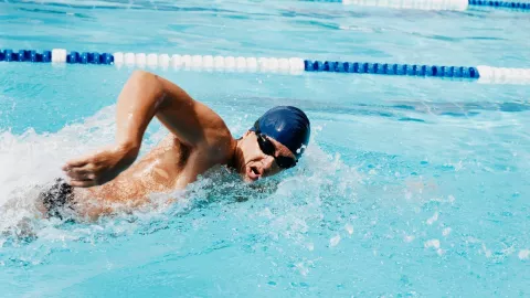 La natación puede ser el aliado perfecto para quienes padecen sufren del dolor de rodillas.