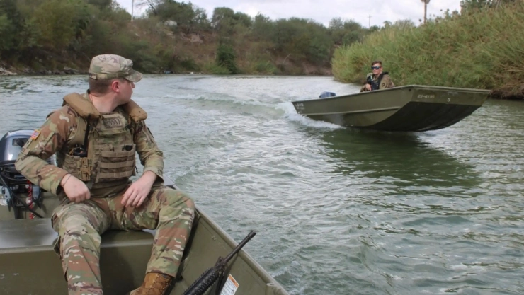 Agentes de la Guardia Nacional de Texas navegando en botes