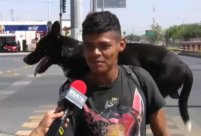 Amilcar viaja con niño al hombro.jpg