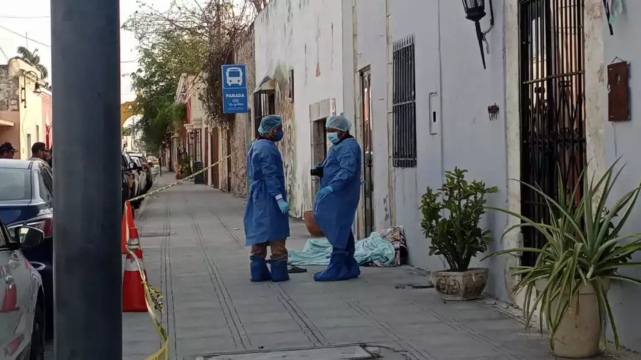 En calles del centro de Mérida hallan a un hombre sin vida en la vía pública