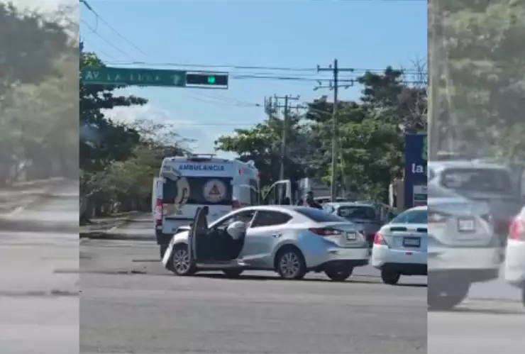 Choque Cancún: Conductor choca contras ambulancia por no ceder el paso en av. Andrés Quintana Roo