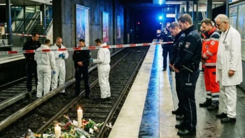 Hombre arrastra a las vías a joven que esperaba el metro y ambos mueren arrollados