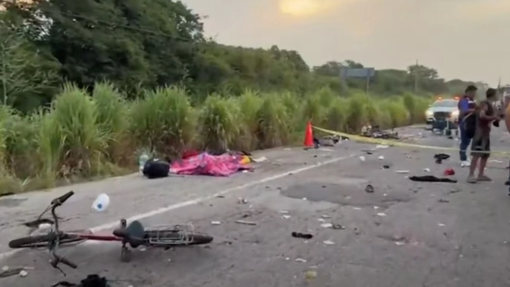 Tragedia familiar, padre e hija de caravana migrante fueron arrollados en carretera Panamericana, Oaxaca