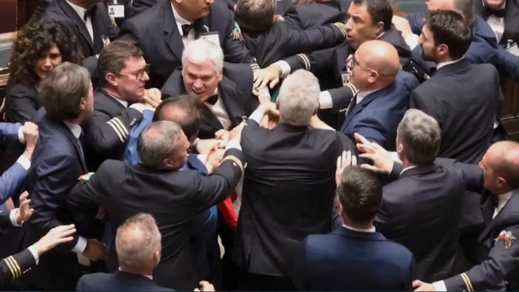 pelea-parlamento–italia-legislador-silla-de-ruedas-video.jpeg