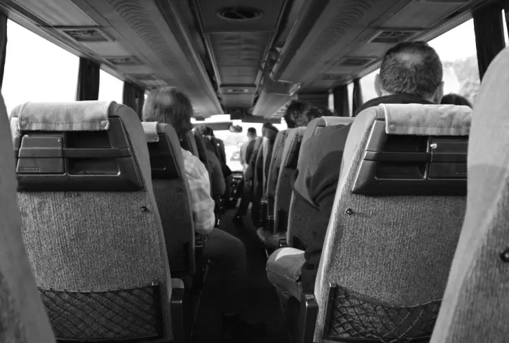 Autobús de pasajeros vuelca en Libramiento Lagos de Moreno 10 de enero de 2025; conductor huye.png