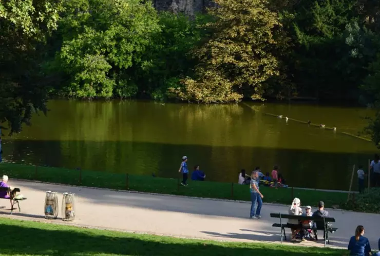 Hallan una mujer descuartizada en parque de París donde graban series