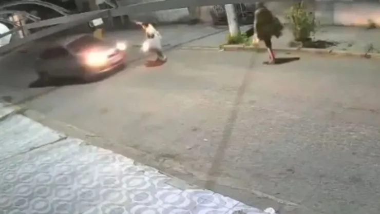 VIDEO FUERTE: Asaltantes disfrazados de recolectores de basura son atropellados tras atraco; uno murió