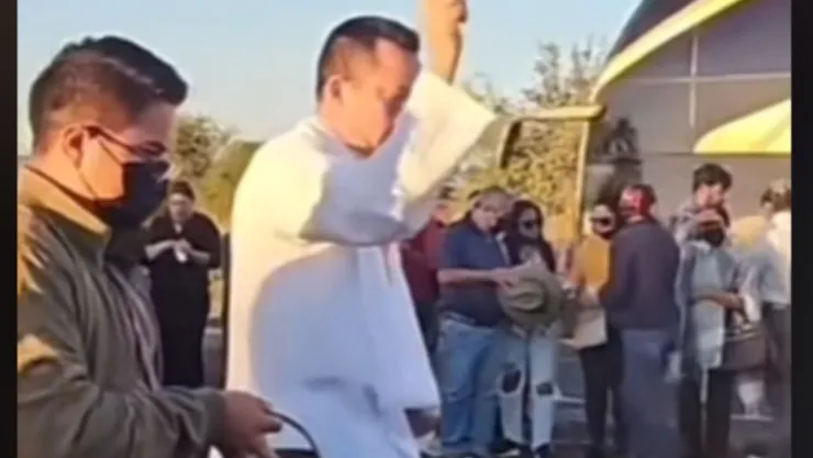 video de camion que pasa durante rezo a victimas de mazatlan.jpg