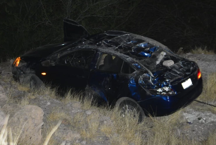 Vehículo cae a barranco
