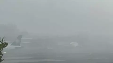Suspenden vuelos y aterrizajes en el AICM por neblina.