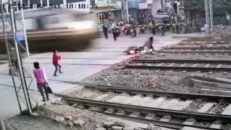 Hombre se salva de ser atropellado por tren