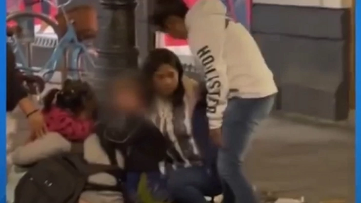 policias agreden a vendedora