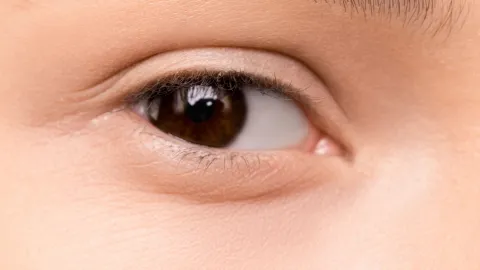 Así puedes aplicar el contorno de ojos para mejorar tus bolsas y ojeras matutinas