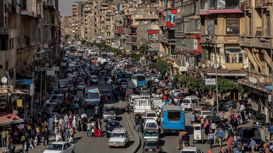 Tráfico y personas en una calle de El Cairo, Egipto.