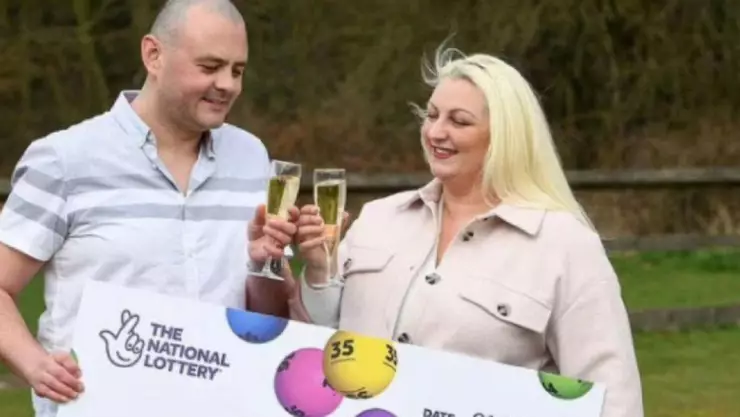 Pareja gana la lotería, novia lo deja y se queda el premio