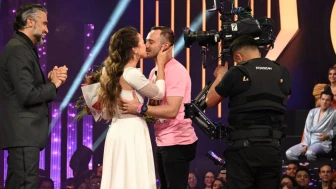 Antes de irse Caro Heredia recibió una sorpresa especial en el escenario, pues en vísperas de su cumpleaños, que es el 2 de septiembre, Caro fue sorprendida con la llegada de su esposo, quien subió al escenario para felicitarla personalmente.