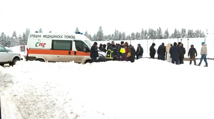 Los servicios de emergencia trabajan cerca del monte Petrohan, donde se encontraron personas muertas, cerca de la aldea de Gintsi, Bulgaria, en febrero de 2026.