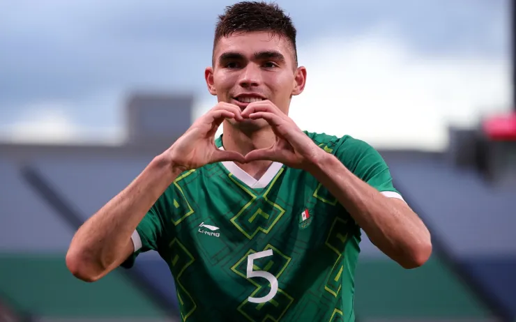 Johan Vásquez celebra un gol con el Tri