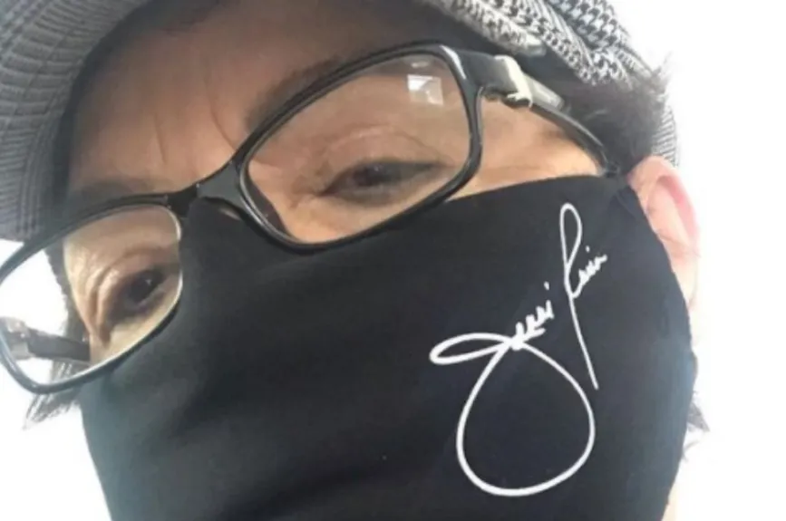 Doña Rosa Rivera presume mascarilla de Jenni Rivera..jpg