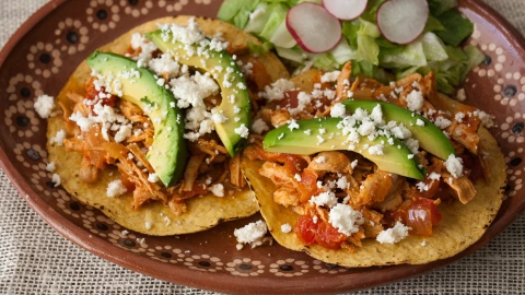 ¿Te gustan las tostas de tinga de pollo? La opción en las Fiestas Patrias en Quintana Roo 2023