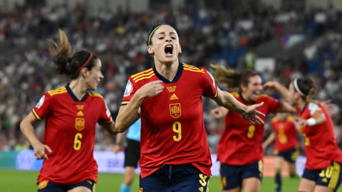Esther Gonz&aacute;lez festeja el gol de Espa&ntilde;a ante inglaterra