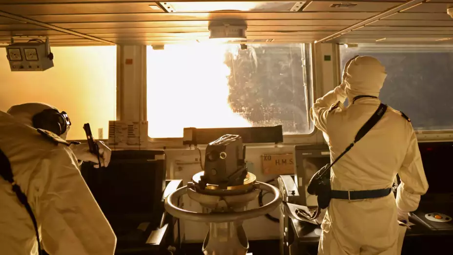 Lanzamiento de misiles desde el destructor británico HMS Diamond.j