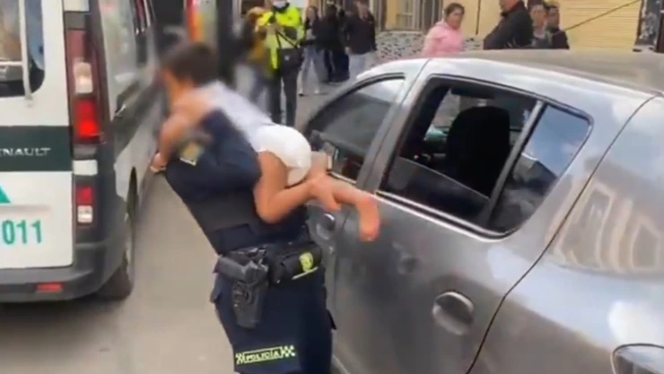 Rescate de niño encerrado dentro de un auto durante 7 horas en Colombia